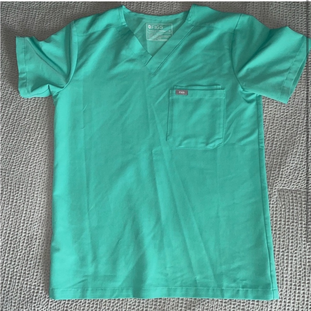 Leon Three pocket scrub top